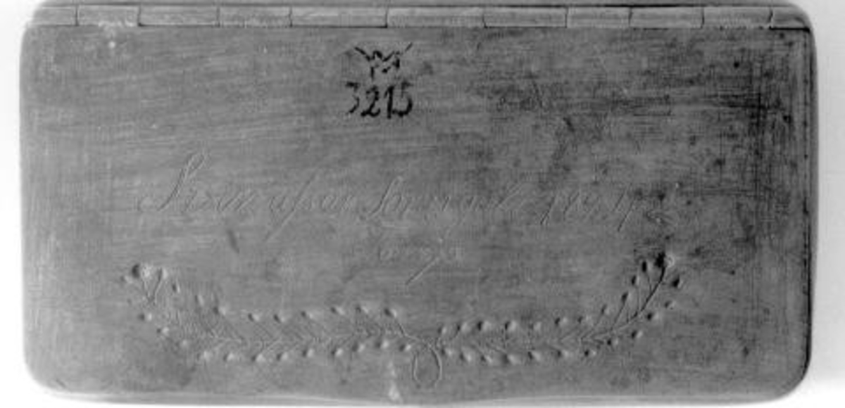 Större avlång tobaksdosa av mässing (smalkanterna av koppar) på locket ingraverat Sven Assar Son: i gåla 1824. Toarp.
03 213-03 216 köpta av G. M. Blomqvist Vänersborg.