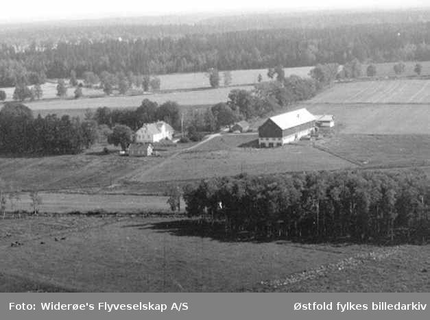 Oversiktsbilde over Gipsund gård i Rygge. Bilde er tatt fra syd og jernbanen nordover ses oppe i venstre hjørne