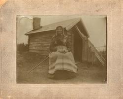 portrett, kvinne, våningshus, forkle, skaut, veverske,