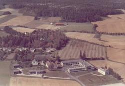 Haugetun ungdomsskole, Rolvsøy skråfoto 1963.
