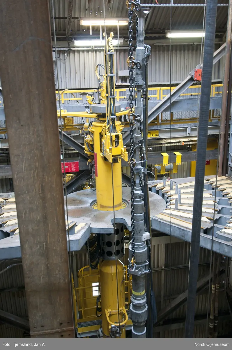 Det er store forhold og stor høyde i boretårnet på Statfjord C.
Det foregår brønnarbeid fra boretårnet på Statfjord C ved hjelp av kabelutstyr - også kalt wireline.