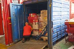 En container med matvarer er nettopp heist ombord og plasser
