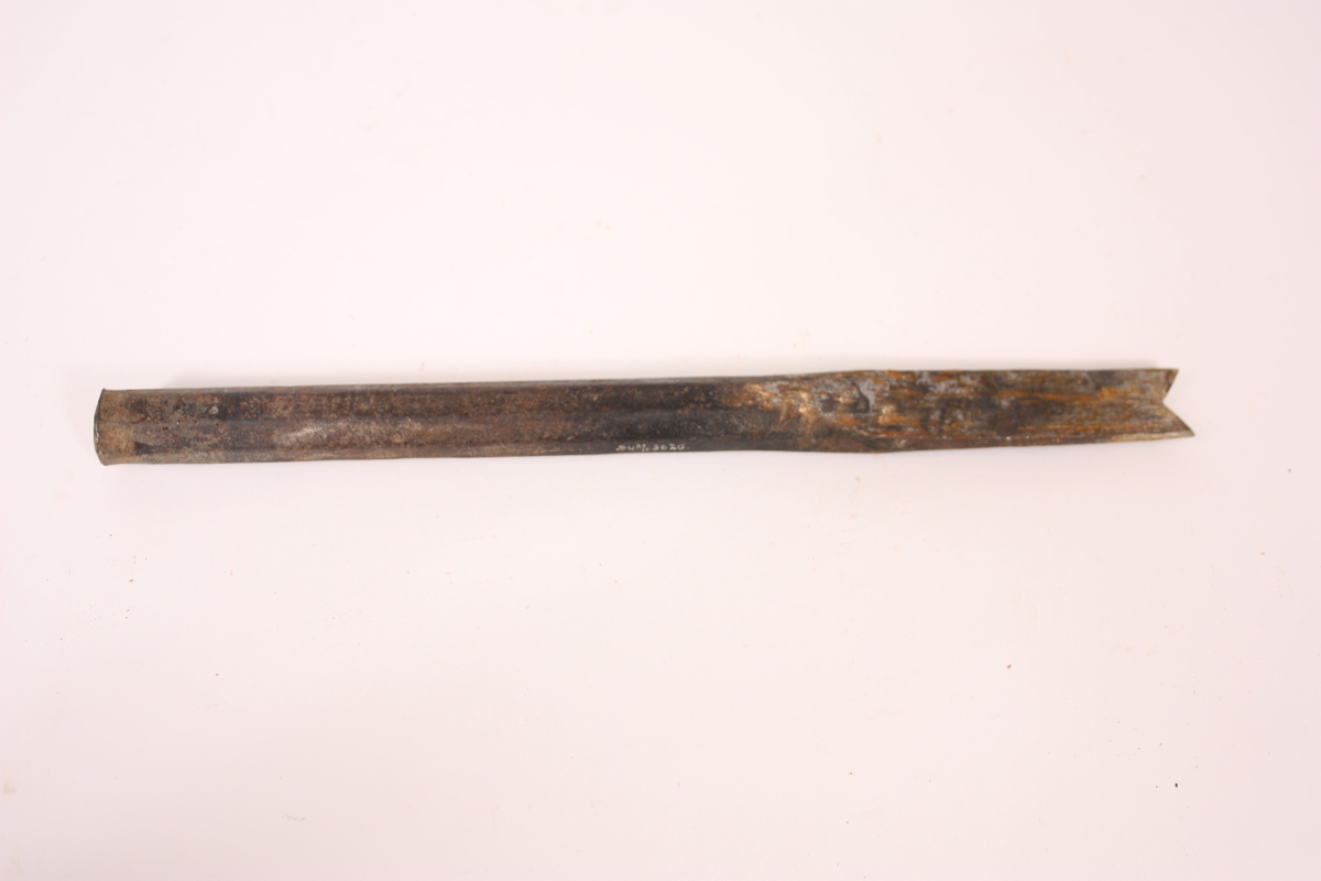 Form: Langt 8-kanta jern som flatar av og endar i ein omvend pilspiss
