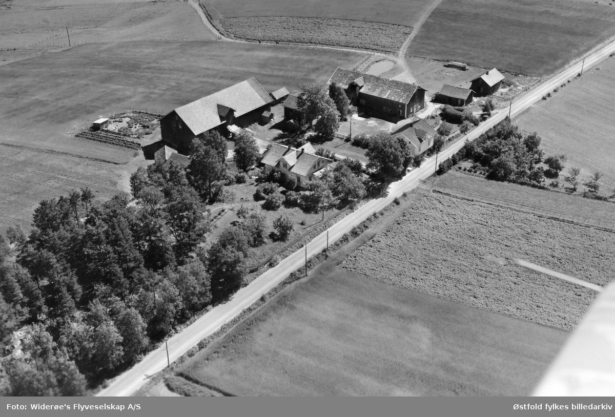 Flyfoto av gårdene Lilleskjør i Eidsberg 1951.