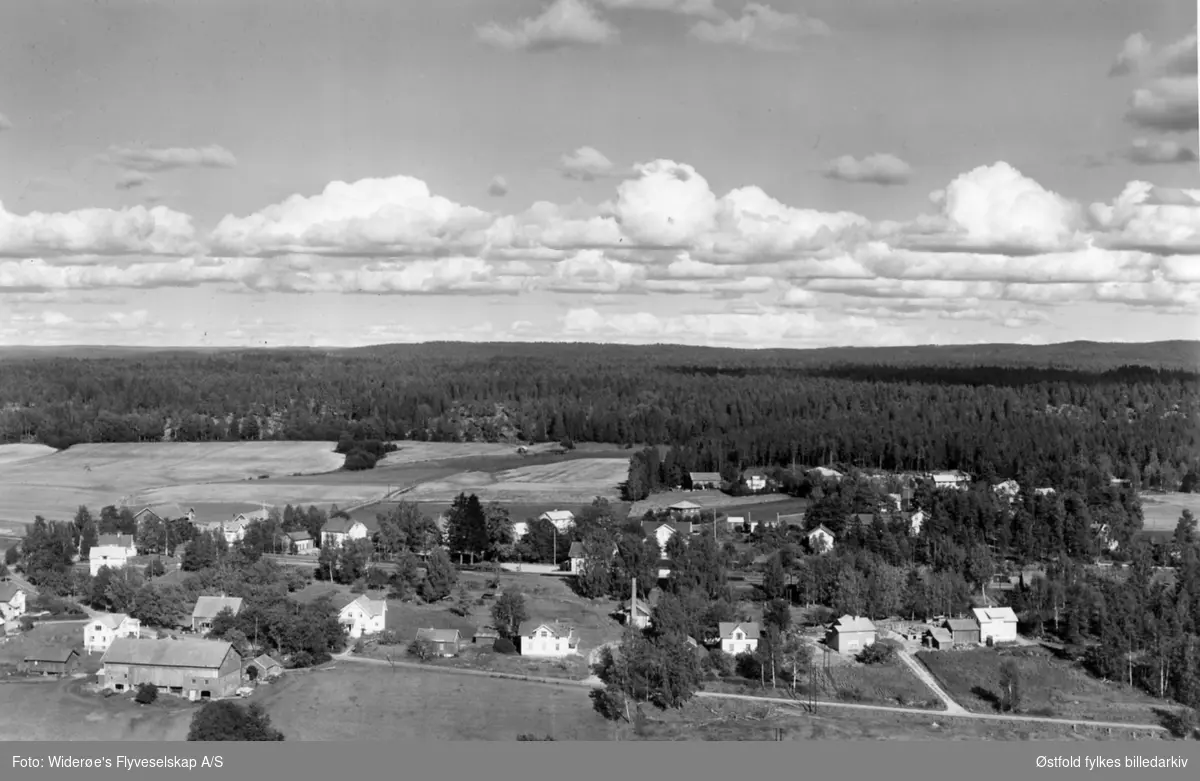 Eidsberg jernbanestasjon  flyfoto 1956, omkringliggende bebyggelse.