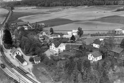 Eidsberg stasjon i Eidsberg, flyfoto fra 27. mai 1957.