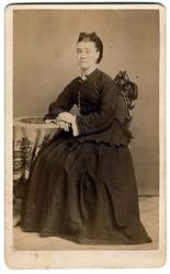 Portrett av ukjent kvinne, ca. 1865-1880.
Visittkort med fi