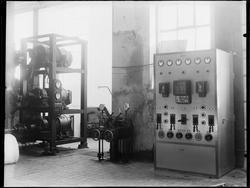 Ukjent industrinteriør med diverse maskiner merket AEG med h