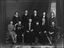 Gruppe, fotoatelier, familie? Ingen opplysninger.
Påskrift 