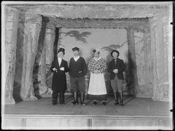 Fra Festiviteten i Sarpsborg,  4 skuespillere øå scenen i ko