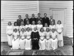 Konfirmanter i Ullerøy i Skjeberg  1945. Kjoler sydd av fall