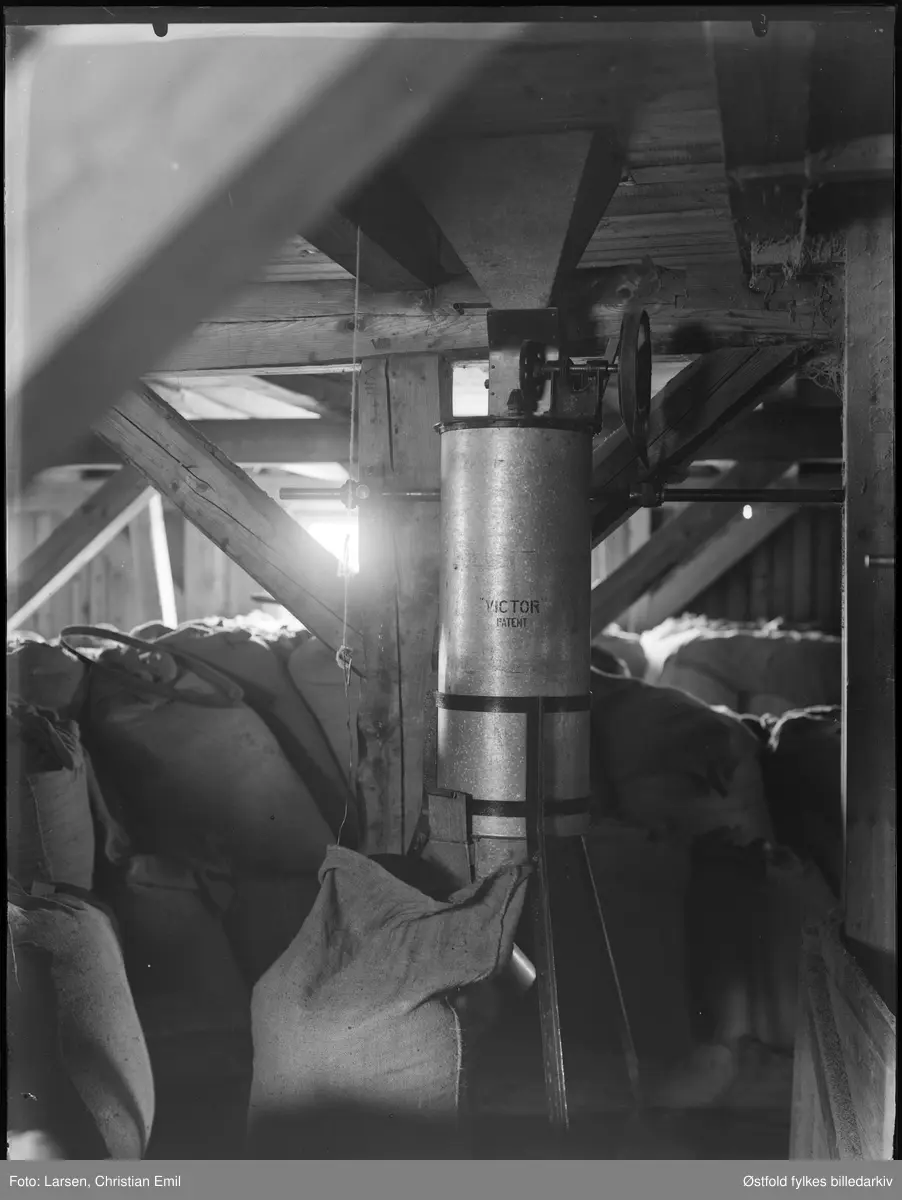 Interiør fa fabrikk/mølle? ukjent sted, Sarpsborgdistriktet 1932-33.
VICTOR Patent.