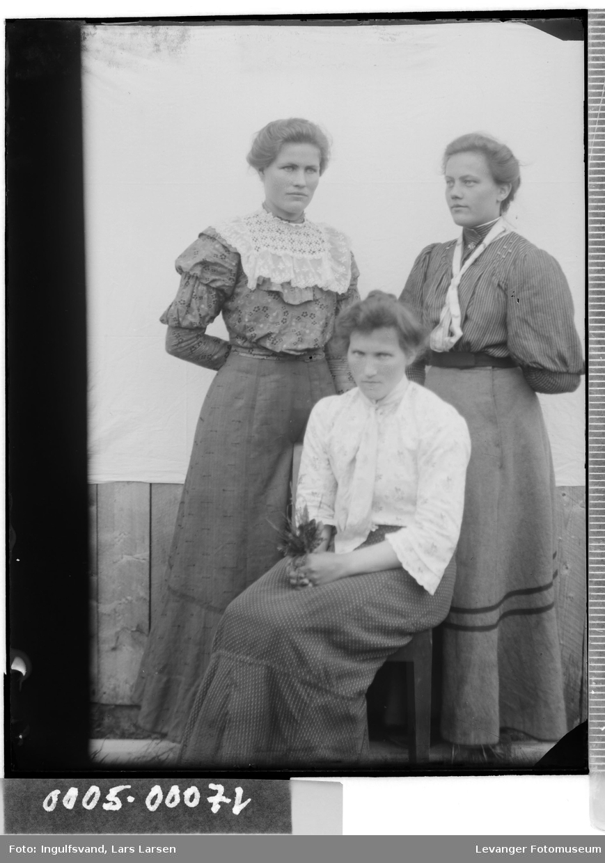 Gruppebilde av tre kvinne.