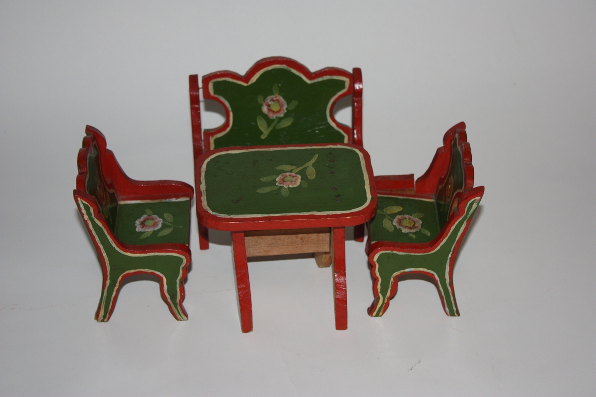 Møblementet består av bord, ein toseters benk og to stolar. Sittemøblane har utskorme vangar og ryggar. Alle delene er måla, med ein blome midt på sete, ryggar og på bordplata