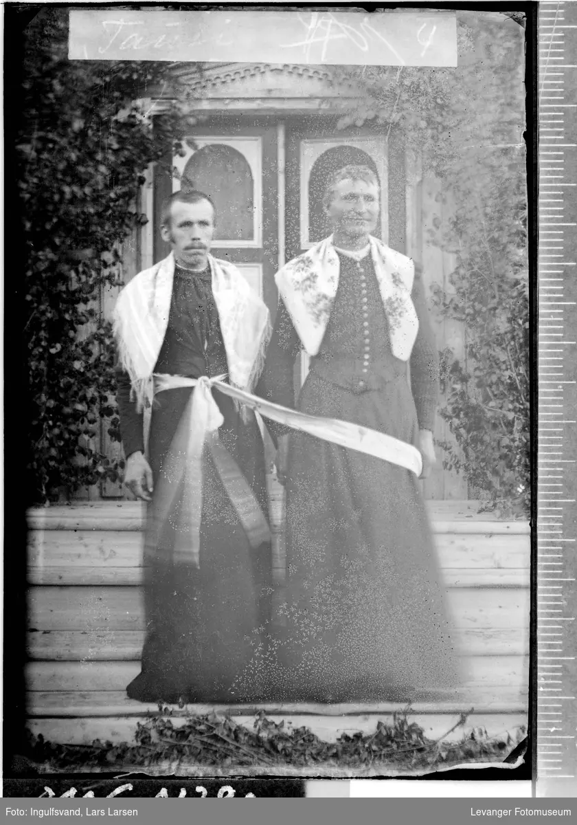 Portrett av to menn utkledd som kvinner.