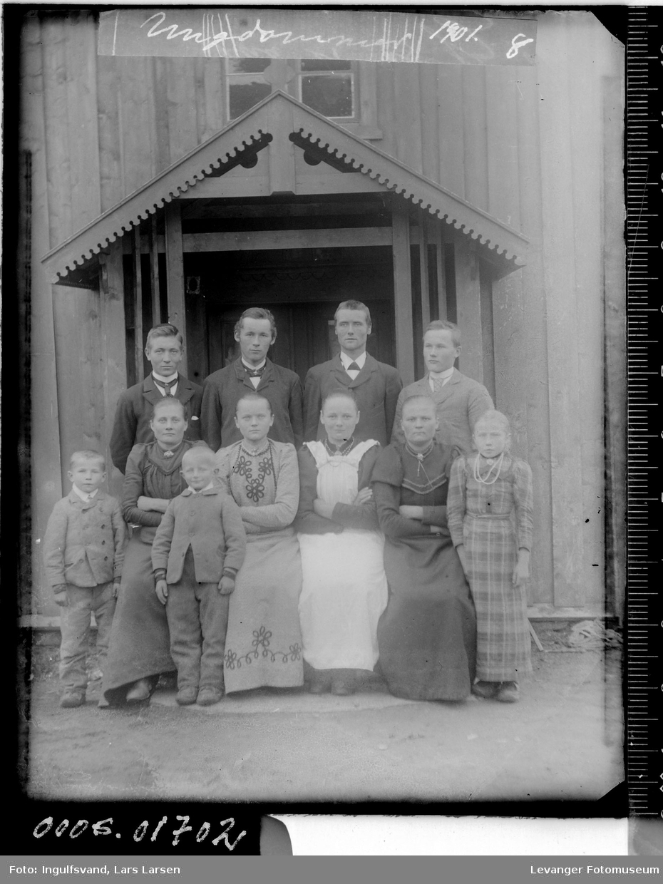Gruppebilde av fire kvinner, fire menn og tre barn.