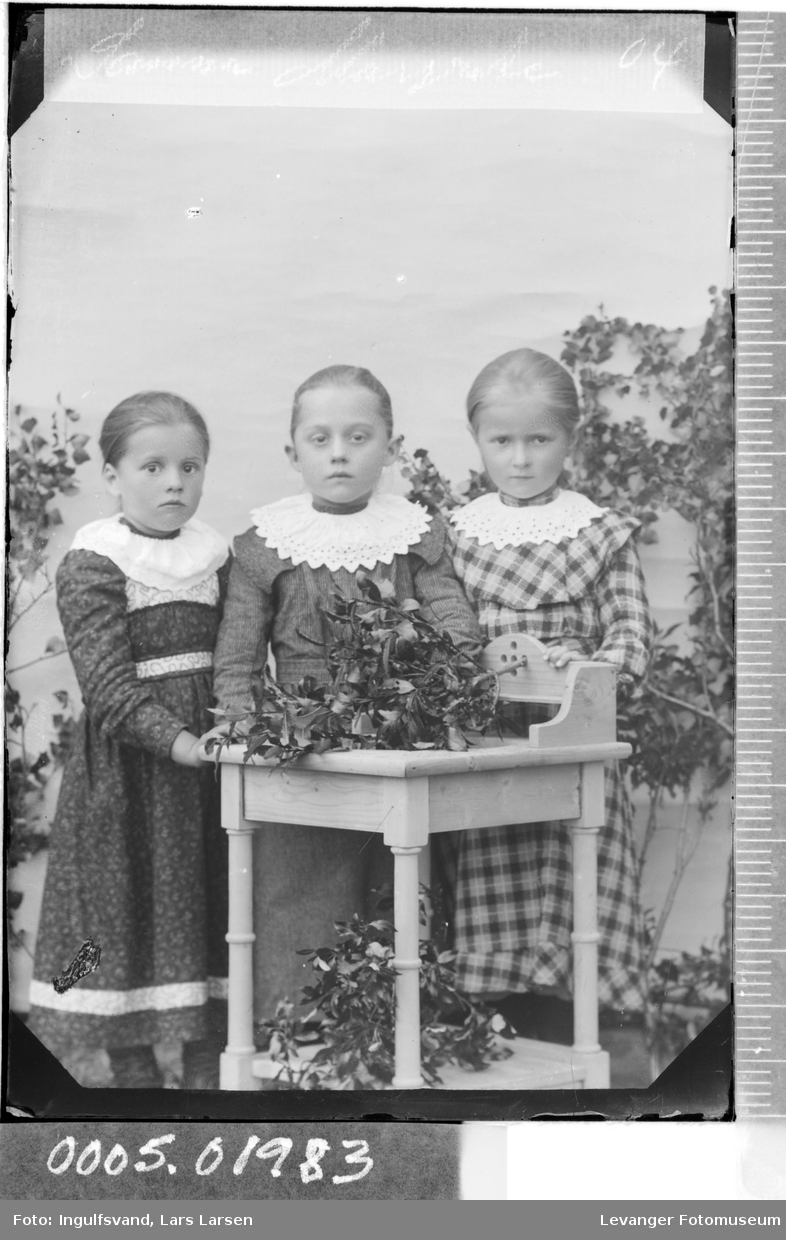 Portrett av tre jenter.