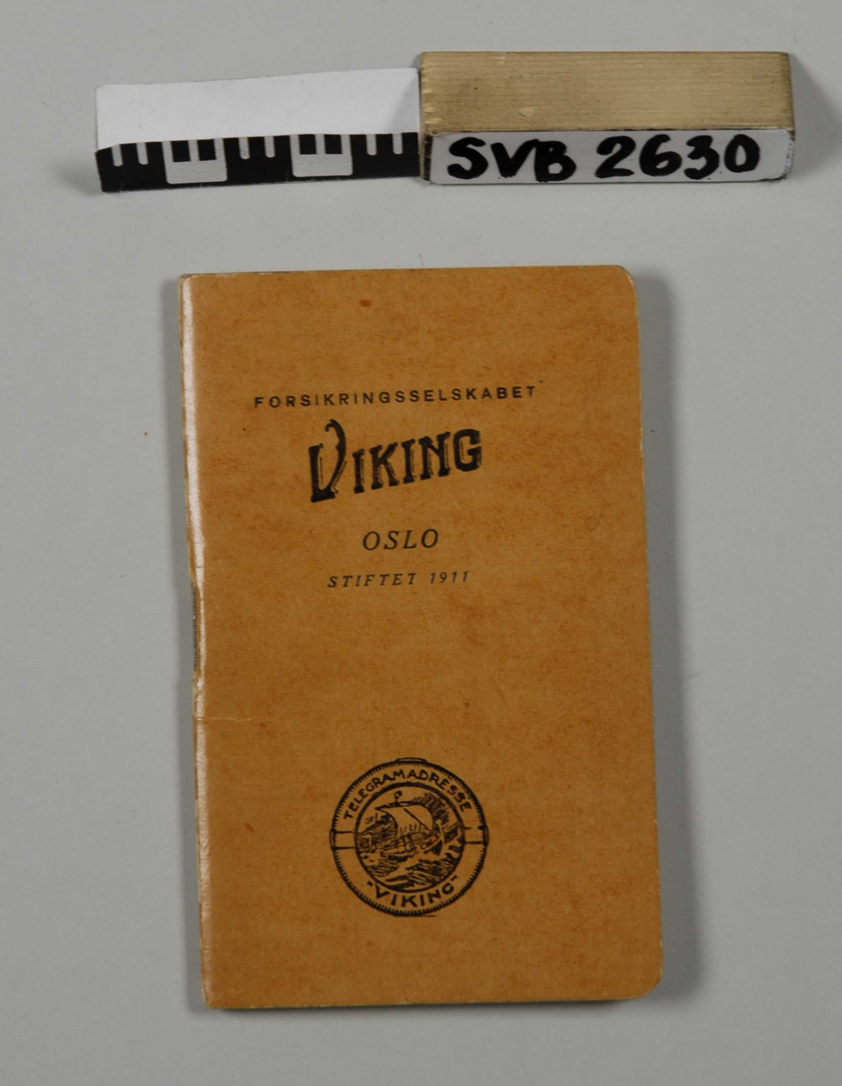 Notatbok i lommeformat med håndskrevne notater om matematiske formler m m. Gult omslag