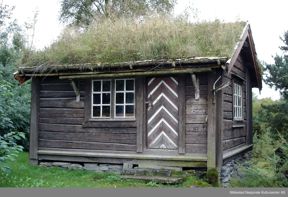 Snekkarstuggu er en enetasjes bygning i laftet tømmer på ca. 4x4 meter. Bygningen ble opprinnelig brukt som mastu/bryggerhus, senere snekkerverksted. Bygningen kommer fra Ulvilla i Verdal. 