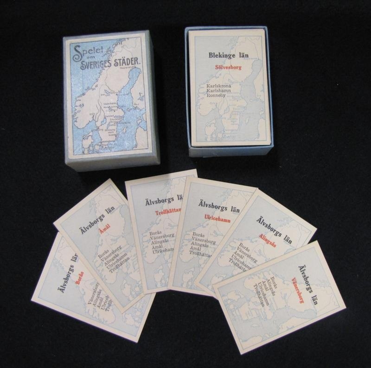 Ett kortspel med namnet ''Sveriges städer'' liggande i en papplåda innhållande 115 spelkort samt spelregler.

På varje kort finns namnet på en svensk stad samt län. Spelet gick sedan ut på att samla alla städer i ett och samma län.