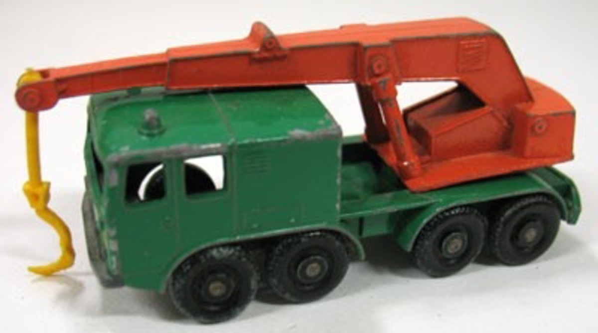 Grön kranbil med röd kran.

En av 12 st. leksaksbilar av metall tillverkade av Lesney Products & Co. Storbritannien.

Förutom personbilar finns en tankbil, en dubbeldäckad buss, en kranbil samt en lastbil. Bilarna är tillverkade under 1960-70 talet och är samtliga av metall. Flera av bilarna är hårt slitna.
Längd 5,2-8,2 cm.