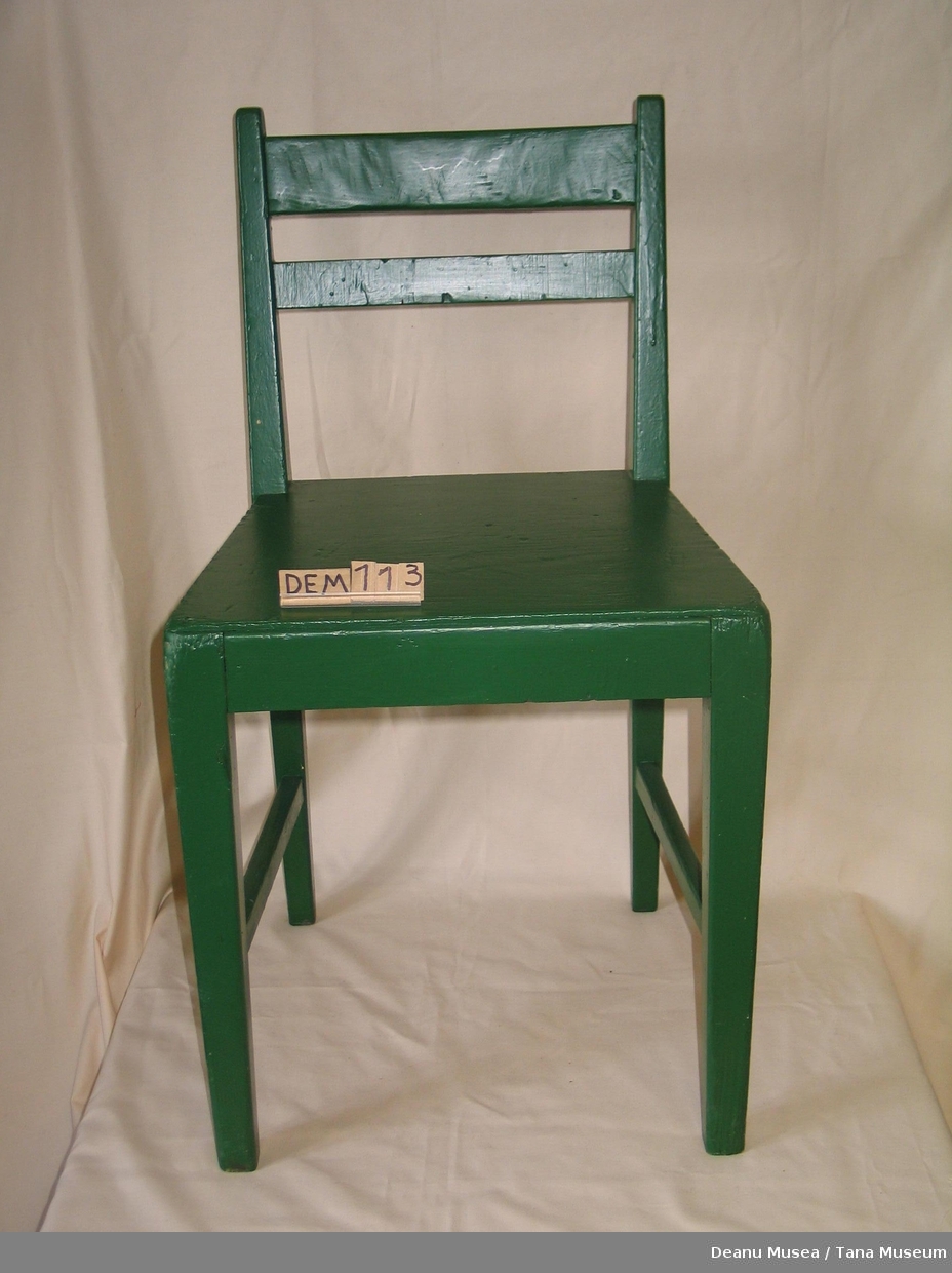 Grønn malt stol av tre.