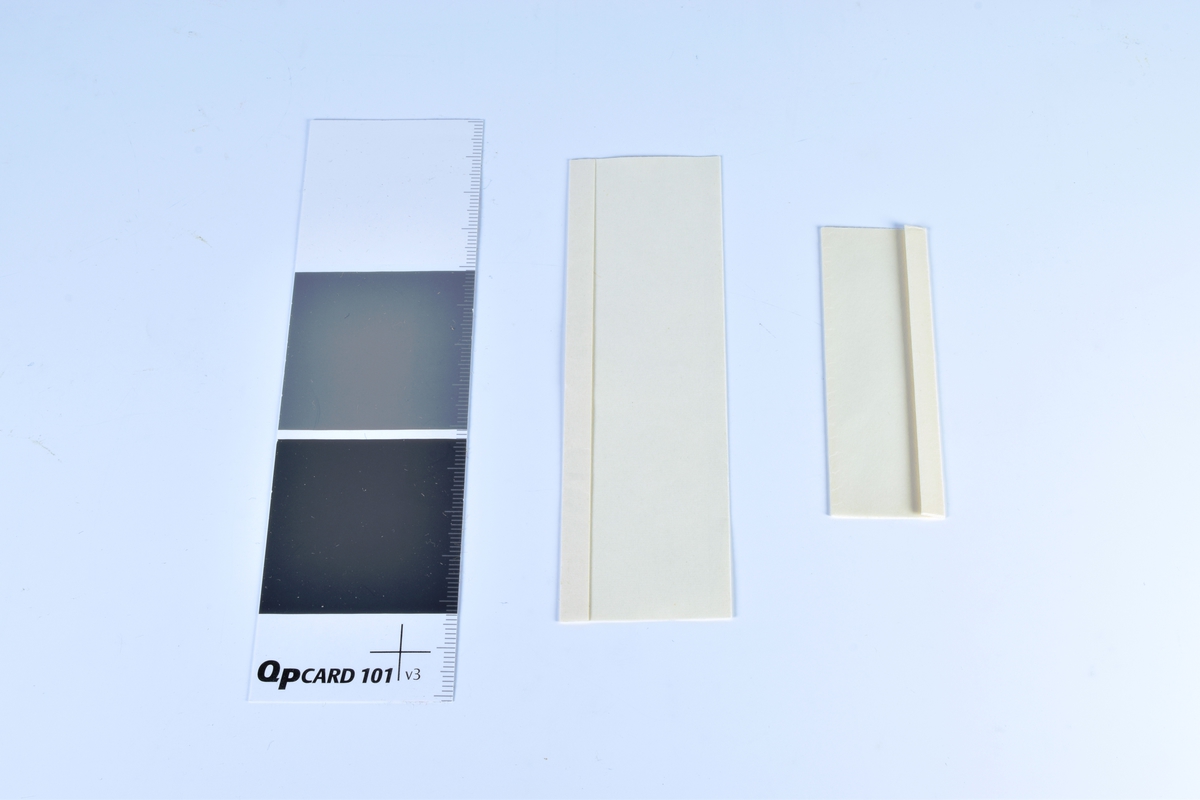 To åpnede esker med papirhylser i to ulike størrelser for engangsposjoner med pulvermedisin.