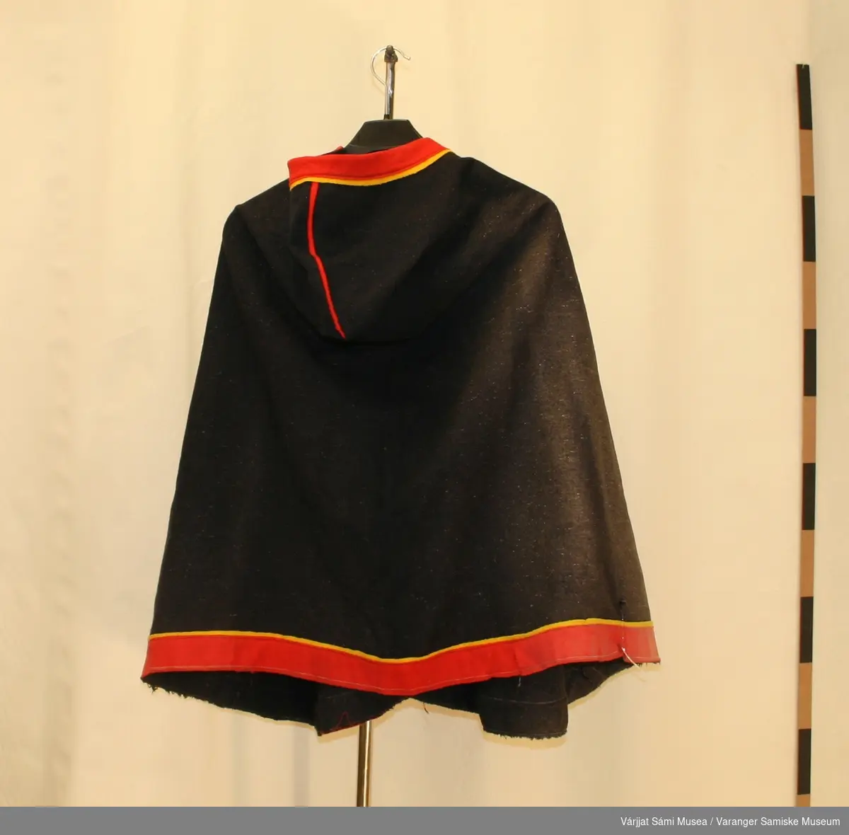 Luhkka sydd av svart klede, pyntet med rødt og gult klede.