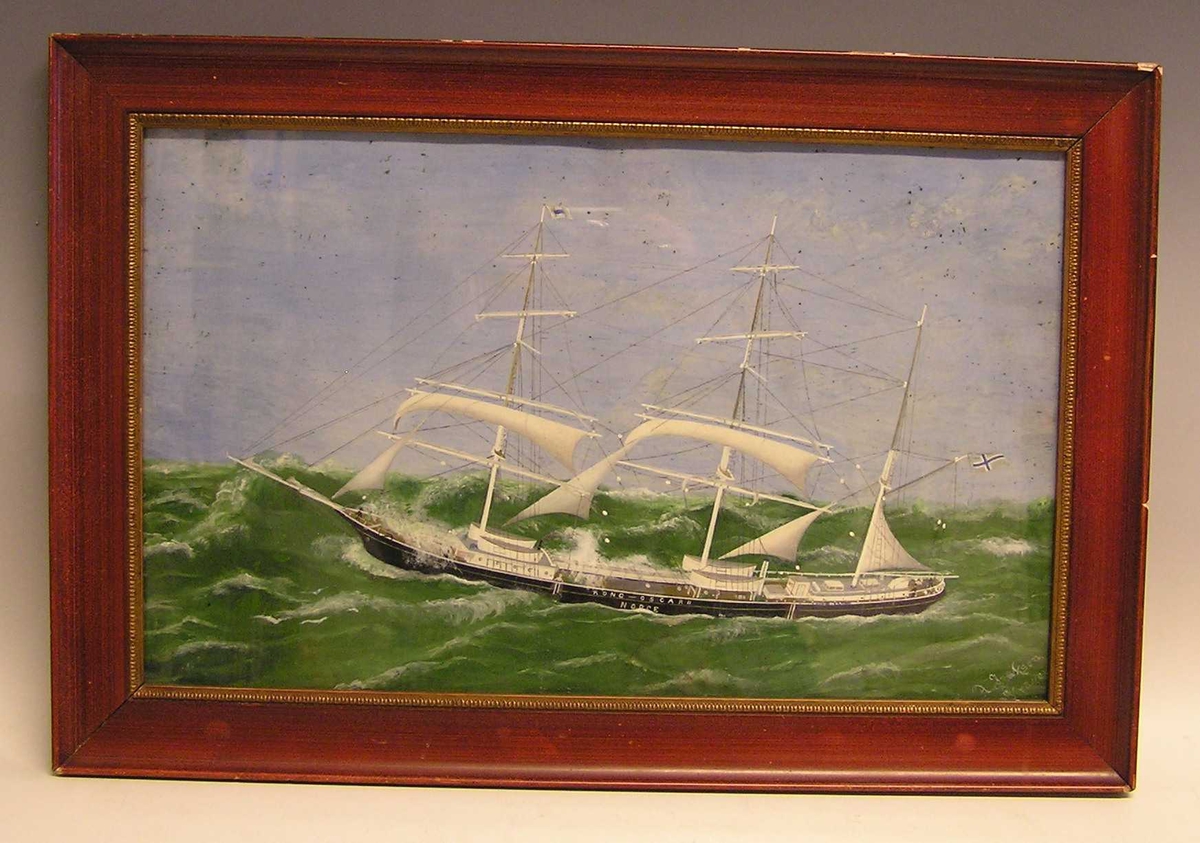 Seilskute i åpen sjø med revnede seil. skrevet på båtsiden: KONG - OSKAR II  NORGE