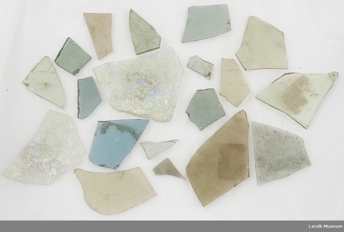 19 stk. fragmenter til vindusglass, grønnfarger