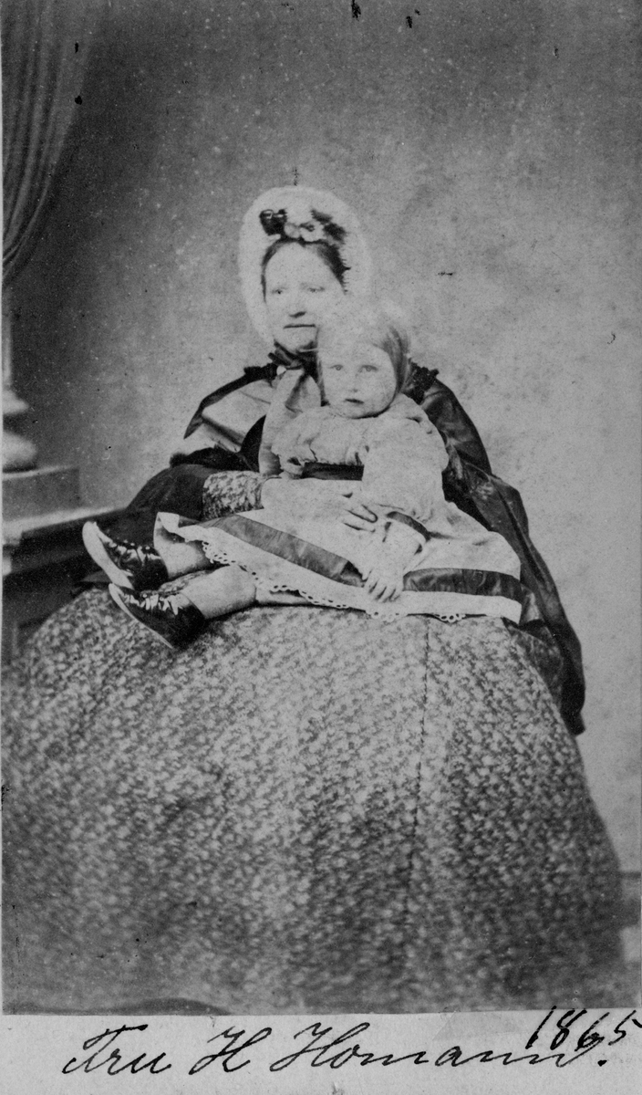 Portrett av Henriette Homann med Bolette på fanget. Bildet tatt i 1865