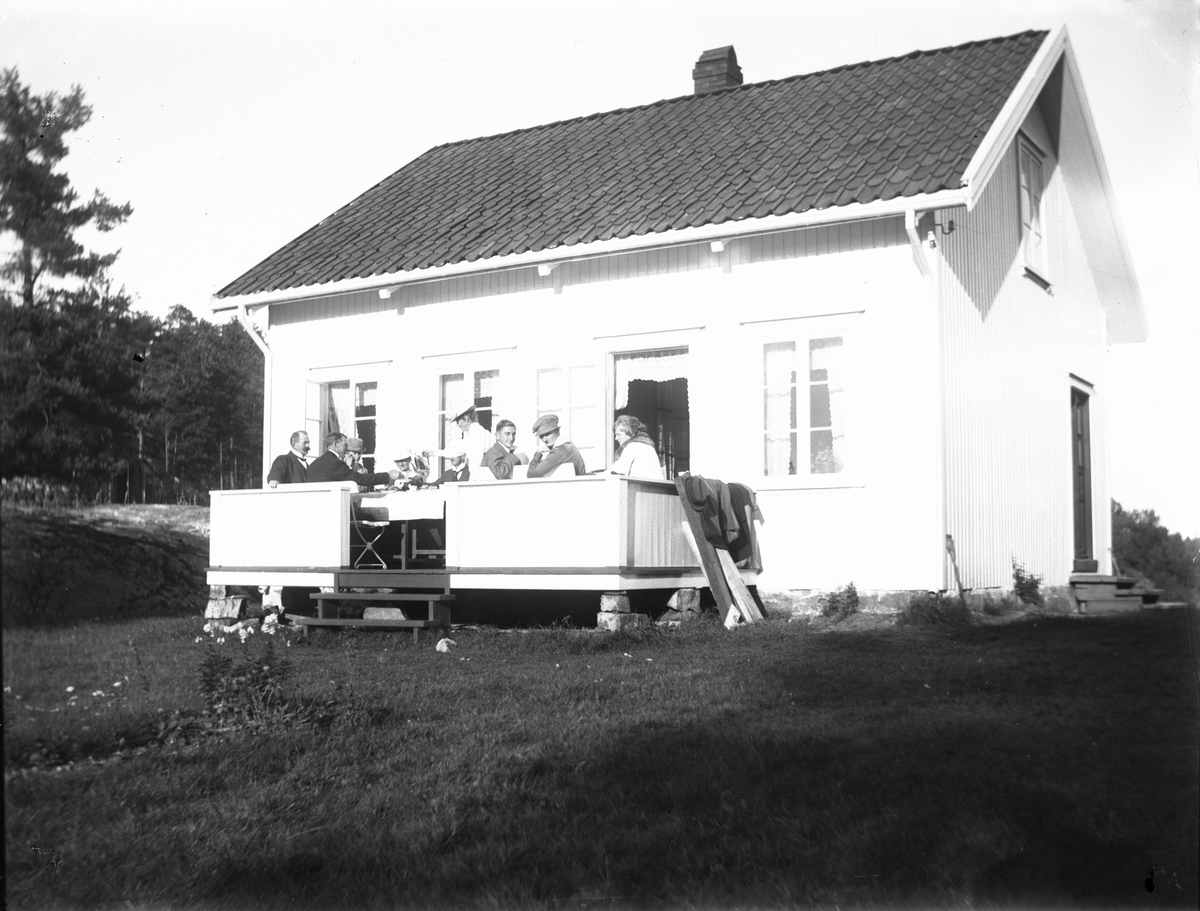 Gruppe mennesker på veranda i 1919