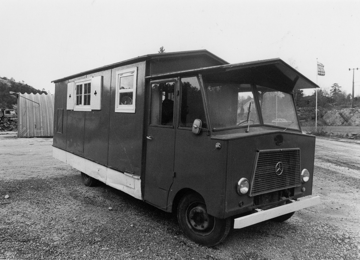 Ruslebo. Karikaturtegneren Odd Einarson tegnet mange personer i og utenfor Ruslebo. Han reiste Norge rundt med Ruslebo og var stasjonert på  en campingplass ved Holmestrand de siste årene. Etter Odd Einarsons død fikk Kragerø kommune Ruslebo. Den står på Nilsbukjær.