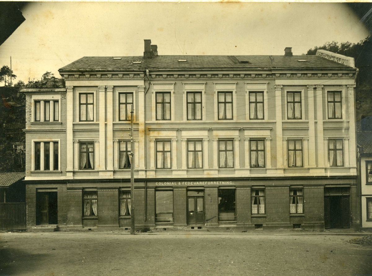 Murhuset som grosserer Berthel Christian Olsen, Stilnestangen fikk bygd etter brannen. Ca. 1920