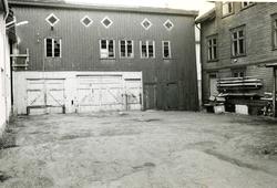 Kragerø sentrum, garasjene til den gamle brannstasjonen.