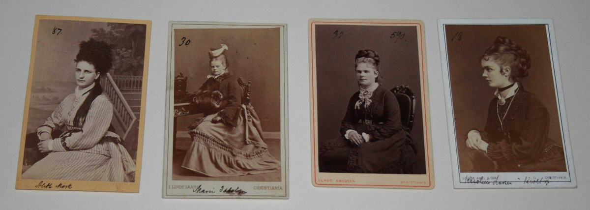 Fire bilder i visittkortstørrelse. Portretter av kvinner i klær fra 1800-tallet.
Det er notert navn og /eller nummer på alle fotografiene.
