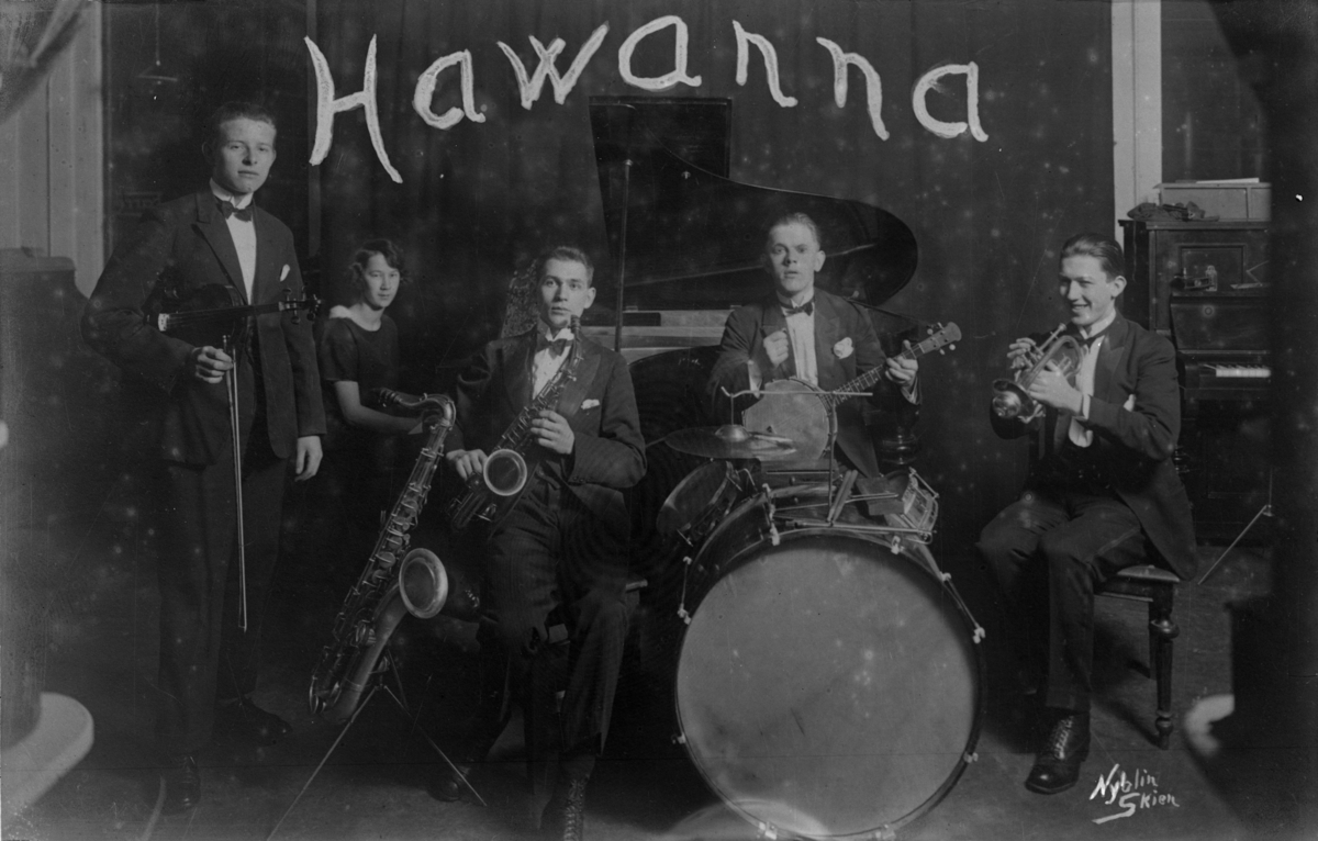 Musikkgruppa "Hawanna" - et orkester i Skien bestående av fra venstre: Gunnar Nilsen, frk. Brun, Erwin Dahlgren (sax), Hans Bucchard Jessen (slagverk) og Eigil Lie (kornett). Bildet er fra 1925 og orkesternavnet tok de fra en populær melodi på den tiden.