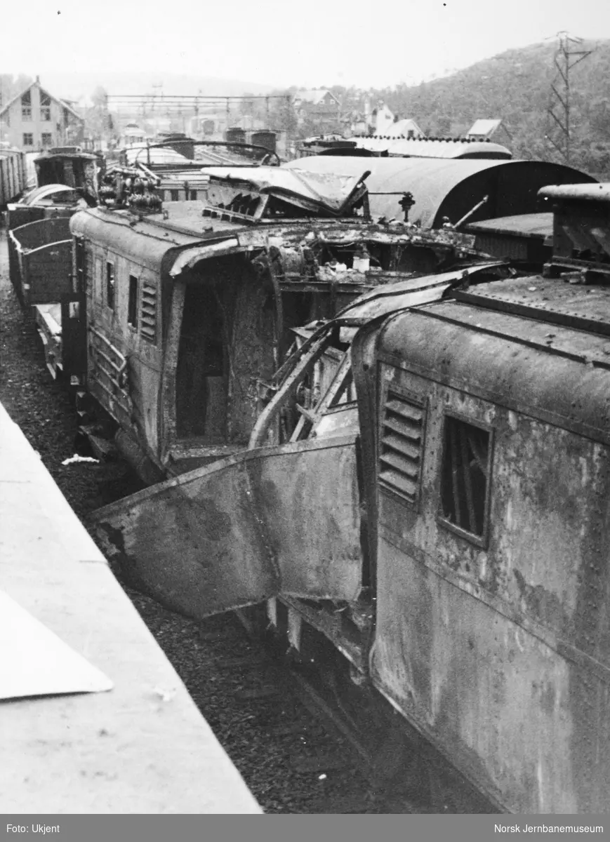 Ødelagt lokomotiv El 4 2045 på Narvik stasjon