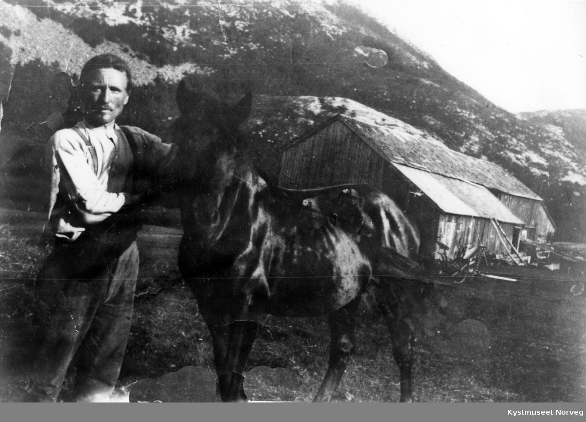 Adolf Høstland med hesten Svarten i Trefjorden, Flatanger