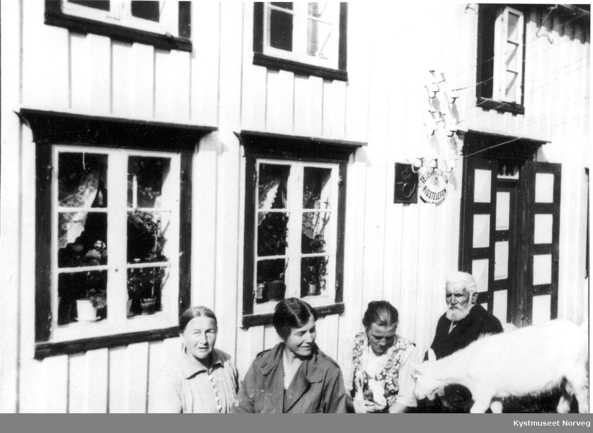 Utenfor telegrafbygningen på Risværet. Fra venstre: Margrete, Gerd, Frida og Knut Hemmingsen.