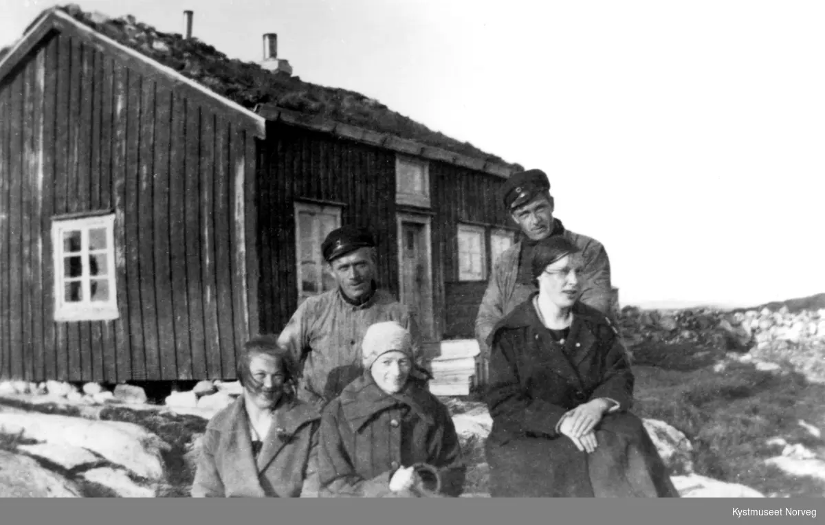 Fra venstre: Rebekka Gåsvær Kvalø, Arne Gåsvær, Ingeborg Gåsvær Strand, Torolf Strand og Anna Strand ved huset på Gåsværet