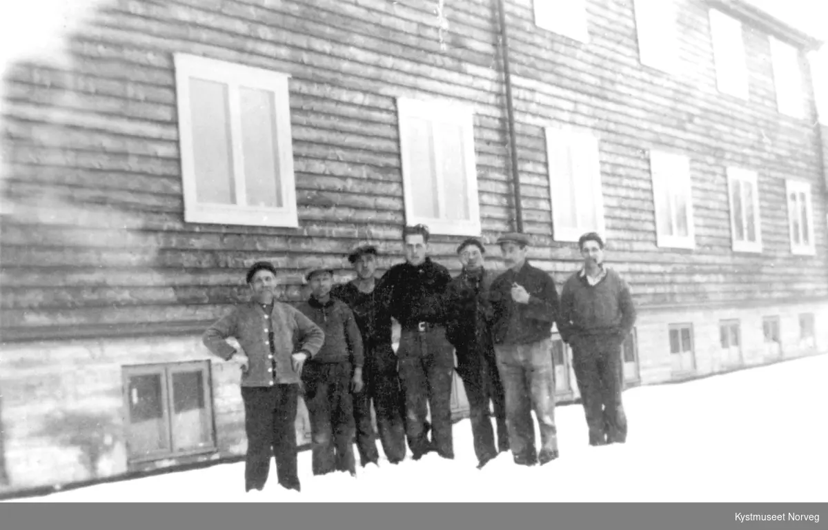 Jørgen Hammerøy, Ole Horvereid (Volden?), Thorvald Horven, Thomas Wennevik, ukjent, Adolf Wennevik og Sigrid Hammer ved Kolvereid Aldersheim under bygging