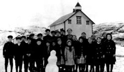 Valøy Skole, bakerst fra venstre: Lorents Holum, Asbjørn Hel