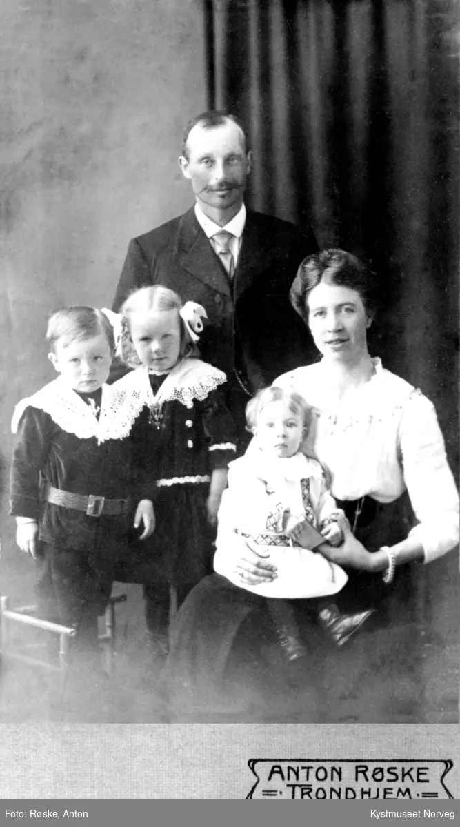 Magda og Olaf Grande med barna Ivar, Erna og Rolf