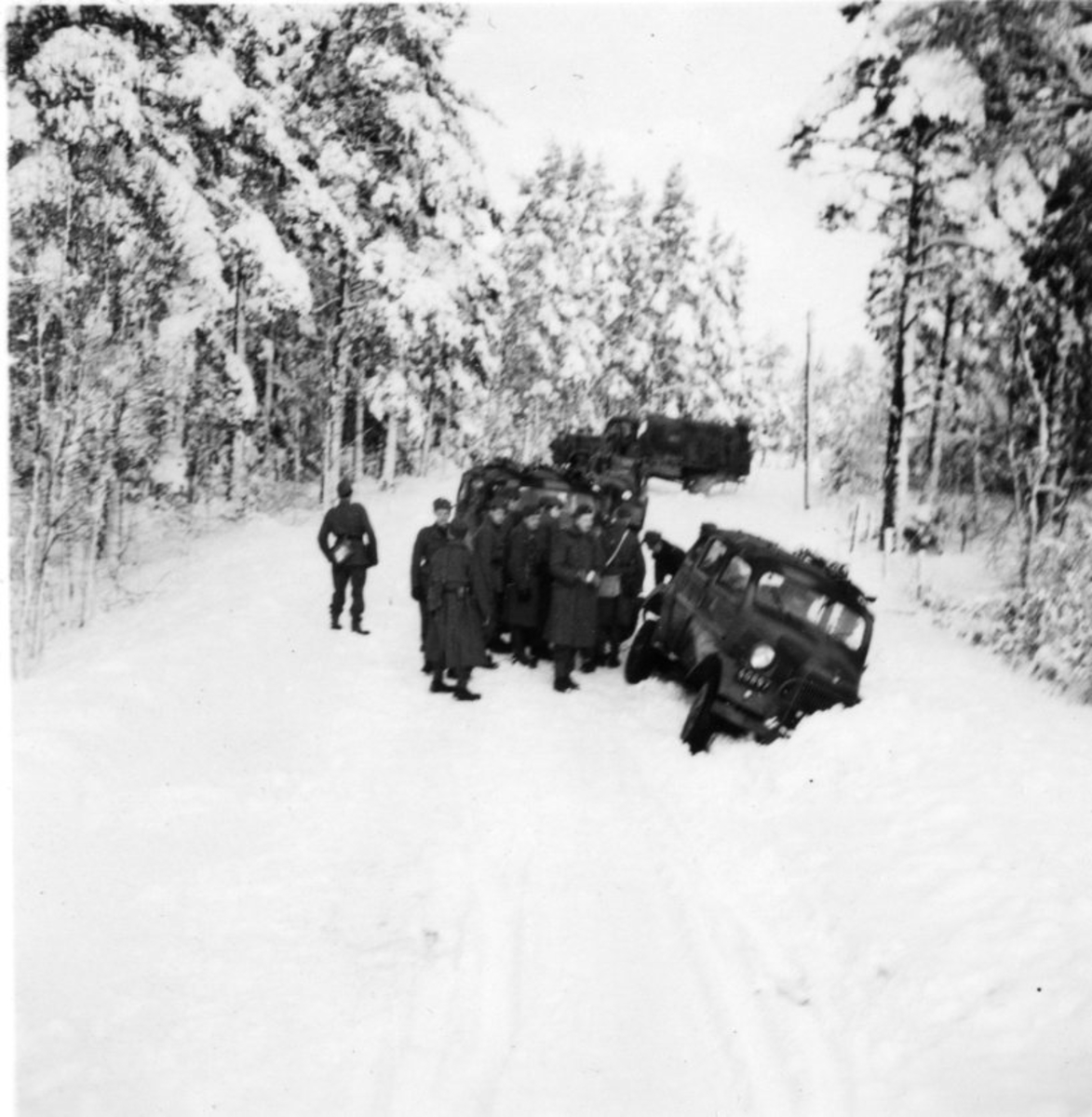 Terrängpersonvagn m/1943 (TPV). Volvo. I diket, vinter.