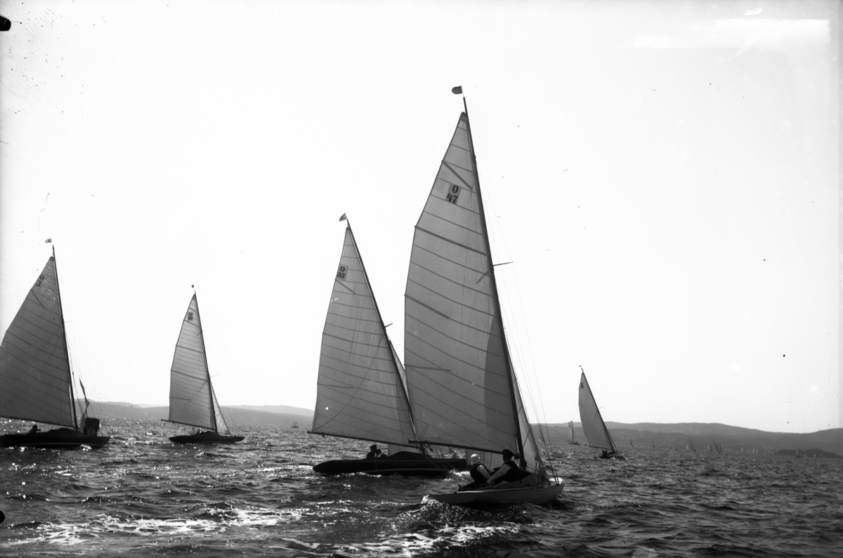 Seilbåter i regatta. 22 kvm kryssere i internasjonal regatta. 'Vivid', 'Spadilje' og 'Irene'