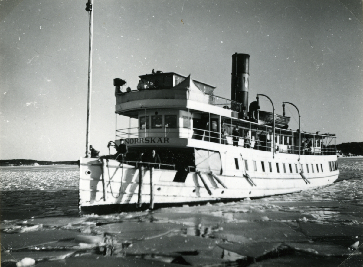 Foto när fartyget skall angöra Vaxholm, i bakgrunden bakom aktern syns Ramsösund. fotodatum 1953-02-22