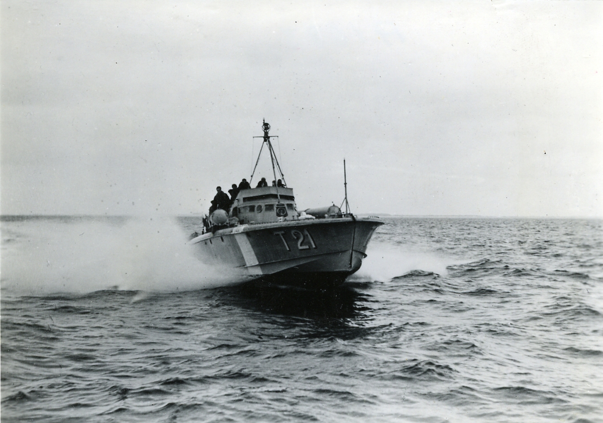 Motortorpedbåten T 21 i full fart år 1942.