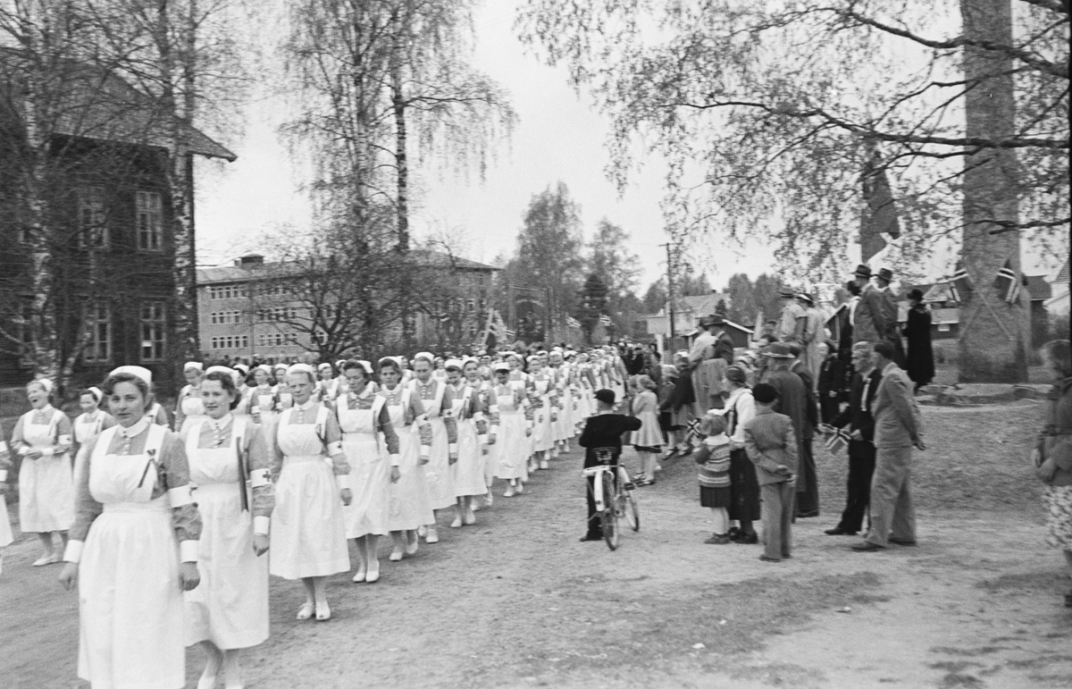 17. mai. Elverum. 
 1950-tallet. 
 Folketoget ved Folkvang. 