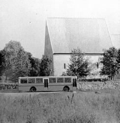 HORB-buss på parkeringsplassen foran Trondeneskirka.